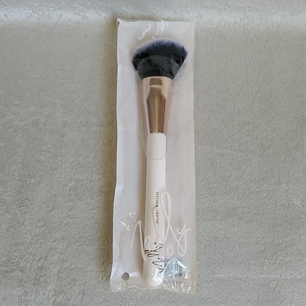 🆕️ MALLY XO Angled Blush Brush